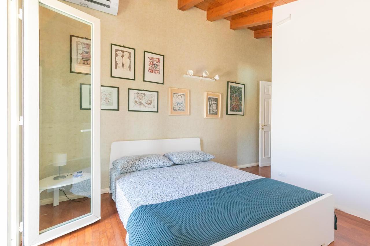 Fronte Spiaggia Zoe Villa Augusta Bagian luar foto